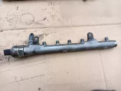 Volkswagen PASSAT B7 Рейка впорскування 03L130764B 102581191