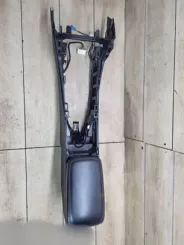 Mercedes-Benz A W176 Підлокітник центрального тунелю A1766800900 0004125759 1245996