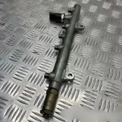 Volvo S40, V40 Впорскувальна рампа 001329 0445214024 7700114017