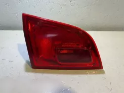 Opel Astra J Ліхтарі кришки заднього багажника 13282246 10111117253201B