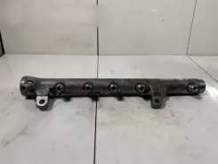 Volkswagen PASSAT B7 Рейка впорскування 03L130089R