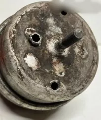 Volkswagen PASSAT B5.5 Кронштейн двигуна 8D0199379AE 0402242421